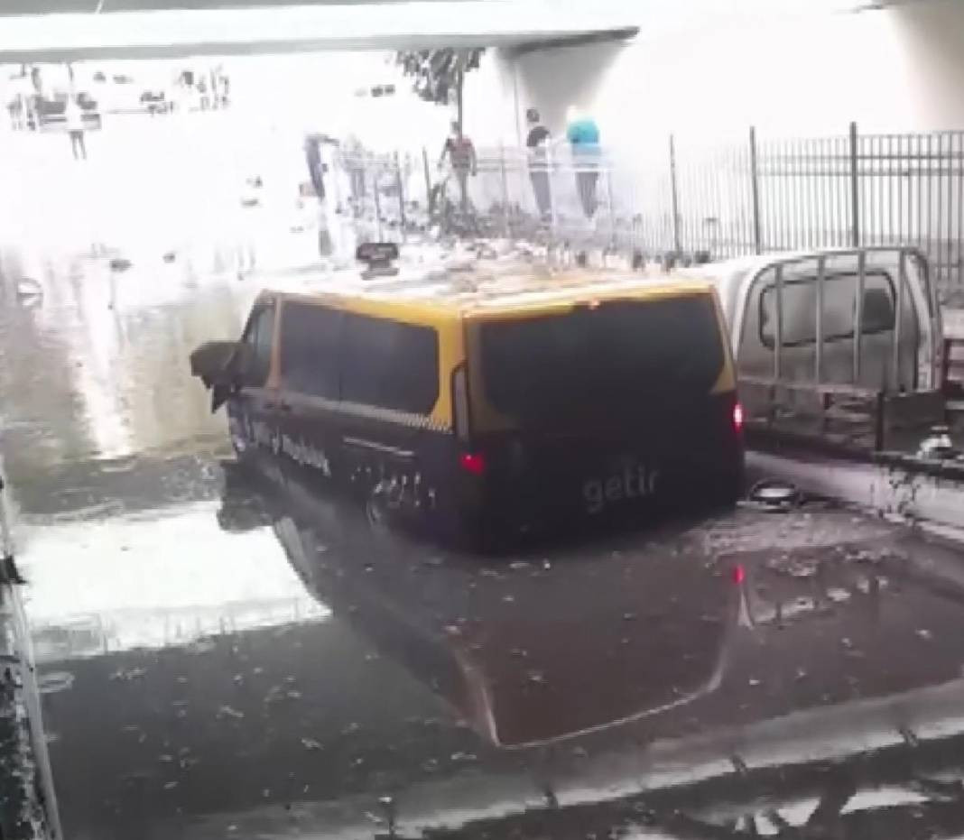 İstanbul'da sağanak hayatı felç etti! Araçlar sular altında kaldı - Resim: 73